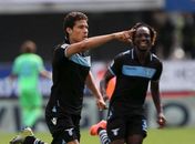 Hernanes brilha, Lazio derrota Chievo e segue 100% no Italiano