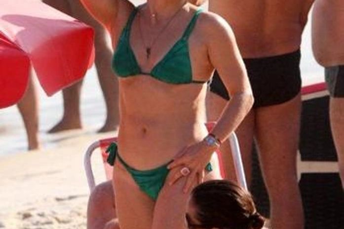 Aos 55 anos, Cissa Guimarães exibe corpão em praia do Rio