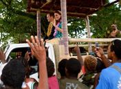 William e Kate chegam às Ilhas Salomão em viagem oficial