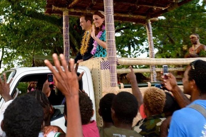 William e Kate chegam às Ilhas Salomão em viagem oficial