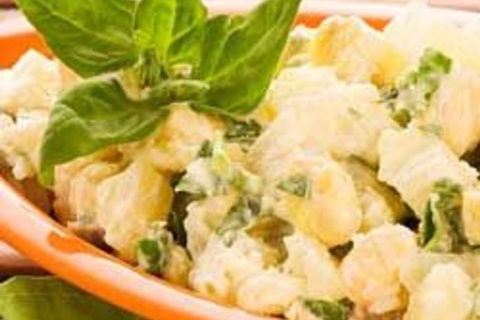 Aprenda a fazer uma salada de batatas ao molho de alecrim