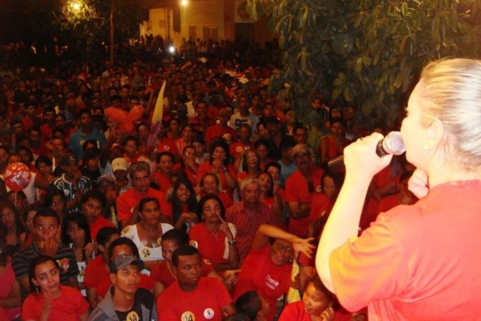 No povoado de Capelinha, Santana Mariano é saudada com os hits da Campanha