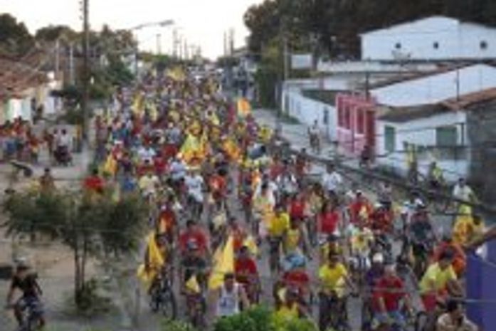 O passeio ciclista promovido pelo Március em Penedo levou muita gente a rua