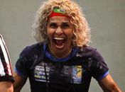 Gay, professora 'doidona' de 50 anos vence barreiras e lidera Brasil no braço de ferro