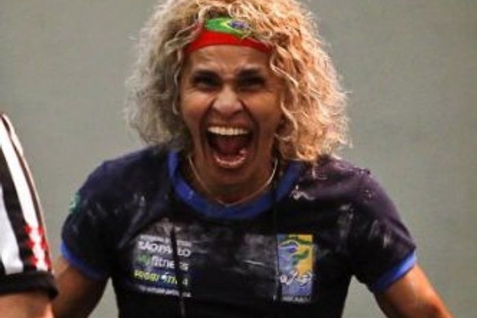 Gay, professora 'doidona' de 50 anos vence barreiras e lidera Brasil no braço de ferro