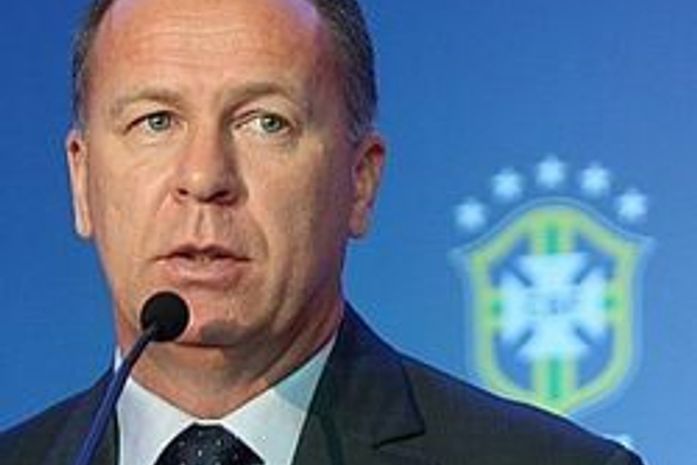 Mano Menezes é chamado de 'burro' pela torcida em Goiânia