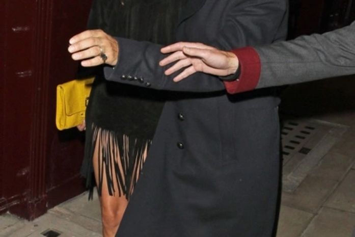 Kate Moss sai de restaurante amparada pelo marido