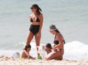 Giovanna Antonelli usa biquinão para ir à praia com as filhas