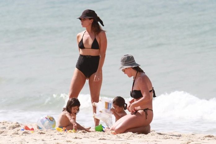 Giovanna Antonelli usa biquinão para ir à praia com as filhas