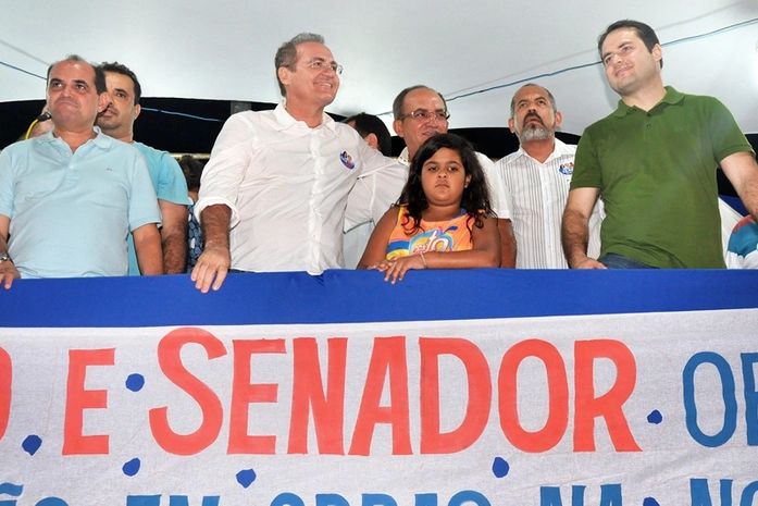 Renan pede votos para reeleição de Lula Cabeleira em Delmiro Gouveia