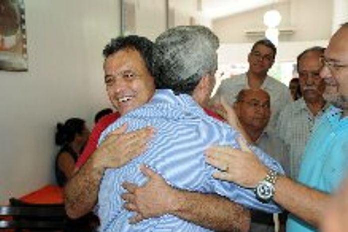 Mosart abraçando Roberval