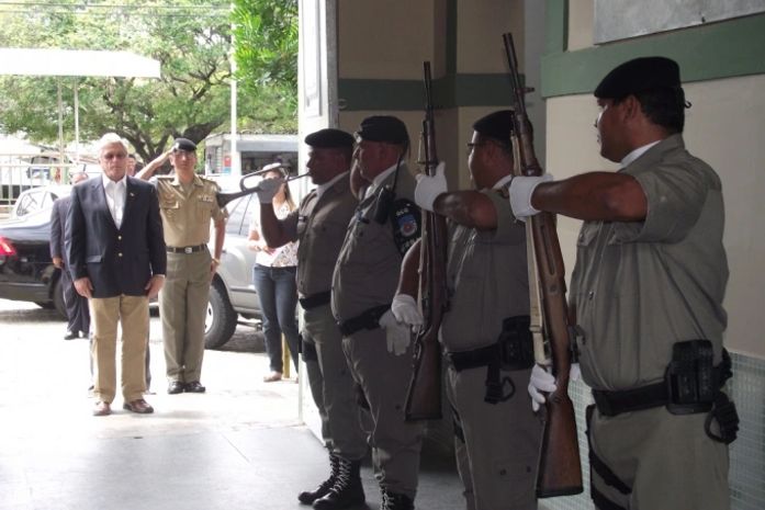 Governador visita PM