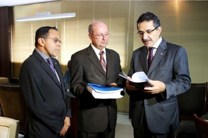 Governo entrega Projeto de Lei Orçamentária 2013 à Assembleia