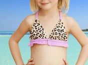 Coleção infantil moda praia de Liz Hurley gera polêmica