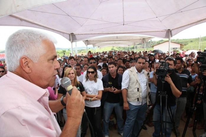 Nonô falando em Murici quando da entrega de casas