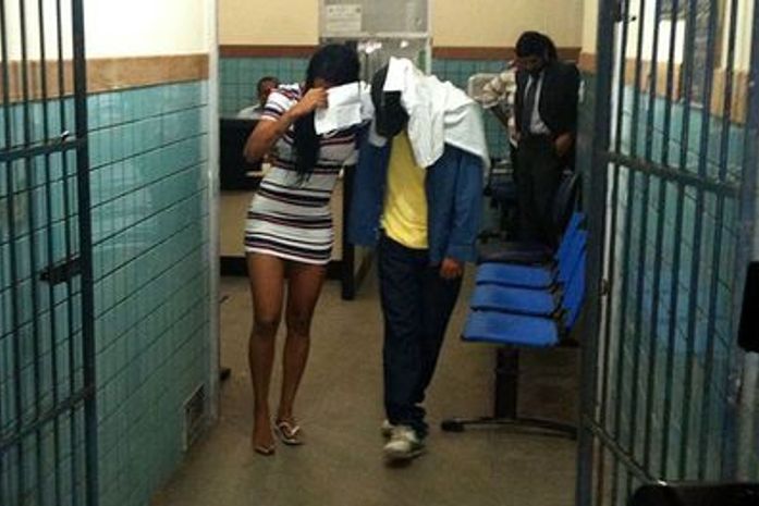 Mulher diz que foi chutada por Souza, depois de ter sido derrubada no chão