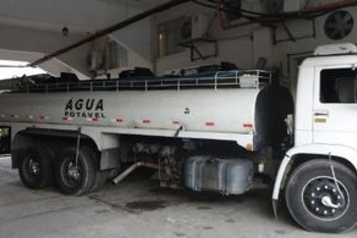 Vasco recebe caminhão-pipa e incidente gera constrangimento em treino