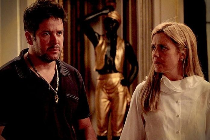 Choque geral! Carminha conta para a família que Nina é Rita