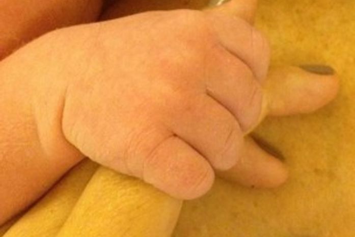 Tori Spelling é hospitalizada para tratar complicação pós-parto, diz site