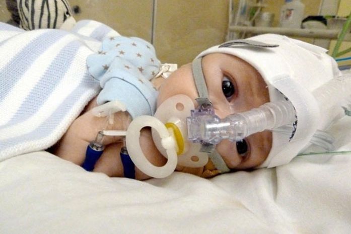Pais salvam bebê com tratamento descoberto na internet