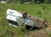 Bandidos capotam carro após assalto a agência dos Correios em Viçosa