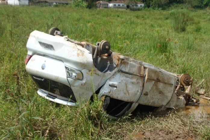 Bandidos capotam carro após assalto a agência dos Correios em Viçosa