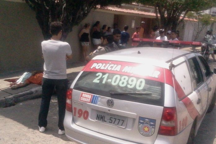 Motoqueiros executam a tiros ambulante perto de casa no Poço