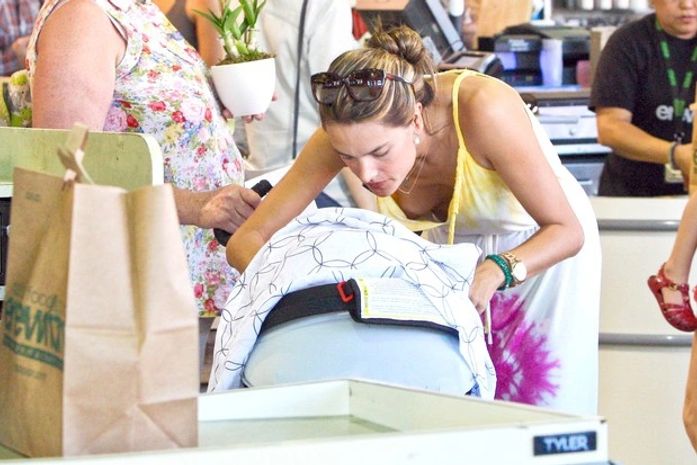 Sem sutiã, Alessandra Ambrósio se descuida e deixa seio à mostra