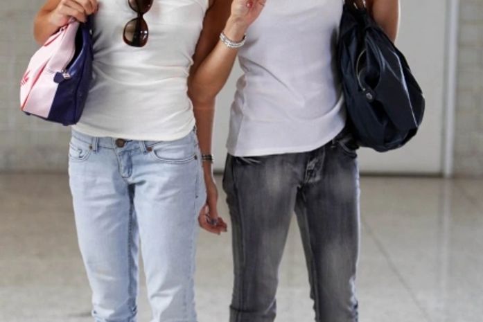 Bia e Branca Feres fazem pose para os paparazzi