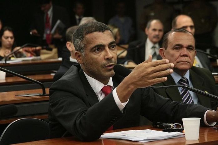 Vasco consegue reduzir penhora a Romário