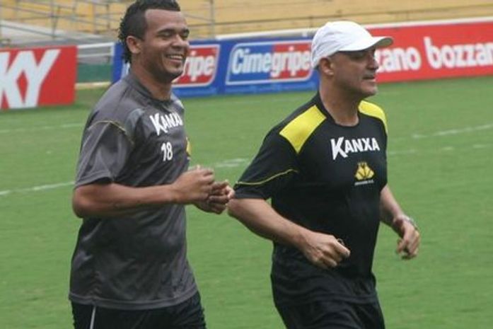 Zé Carlos cumpre gancho durante recuperação