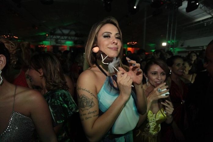 Alinne Rosa pega o ‘buquê’ em festa de casamento de Solange Almeida