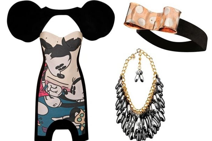 Vestido Richard Nicoll, colar Tatty Devine e cinto de Tatty Devine