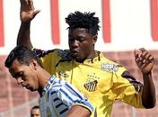 Nigeriano que realizou teste no CSA, se machuca e acaba montando vitrines