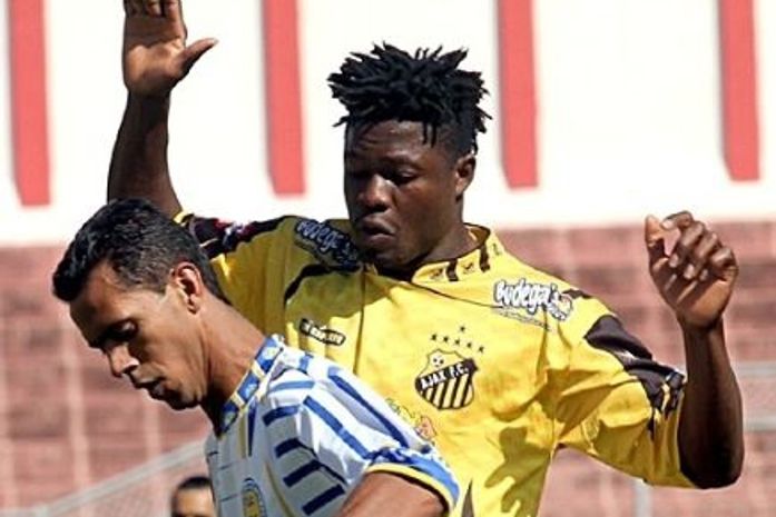 Nigeriano que realizou teste no CSA, se machuca e acaba montando vitrines