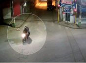 Filmagem mostra a chegada e a saída de dois suspeitos em uma moto