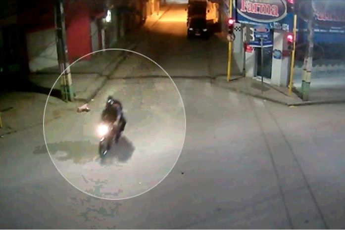 Filmagem mostra a chegada e a saída de dois suspeitos em uma moto