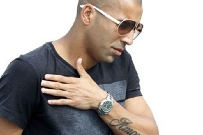 Sheik diz que “perderia meia hora” com apresentador gay da MTV