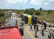 Ônibus de turismo perde o controle e tomba na AL 101 Sul