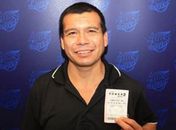 Andres Salgado guardou por seis semanas bilhete premiado de loteria. 