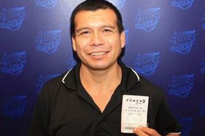 Andres Salgado guardou por seis semanas bilhete premiado de loteria.
