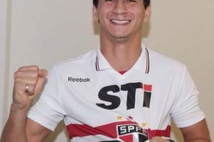 Ganso veste a camisa do São Paulo e afirma: 'Um desejo realizado'