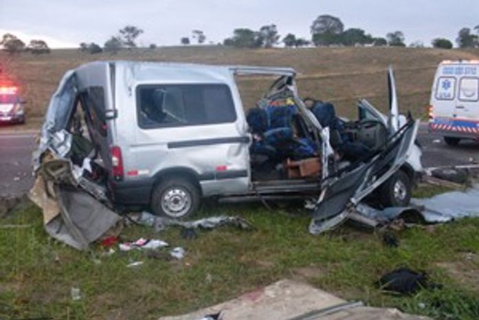 Van ficou destruída (Foto: Divulgação/PRF)