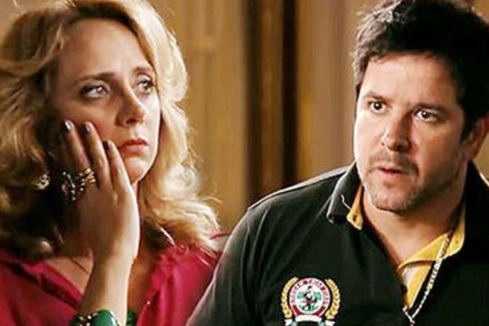 Saiba como será a cena que a família de Tufão vê fotos de Max e Carminha transando