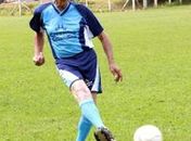 Jogador mais velho do mundo atua aos 90 anos enfaixado, preocupa filhos e diz não ter medo