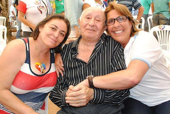 Antonio Rocha abraçado com Célia, sua filha