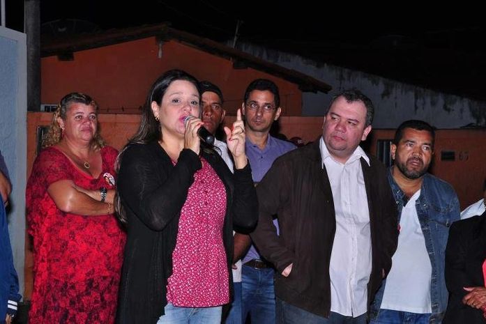 Deputada Patricia falando ao lado do seu vice, Vlademir Barros