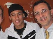 Dr. Herbert Kramer (d) com sua esposa, ao lado de Neymar no Hospital
