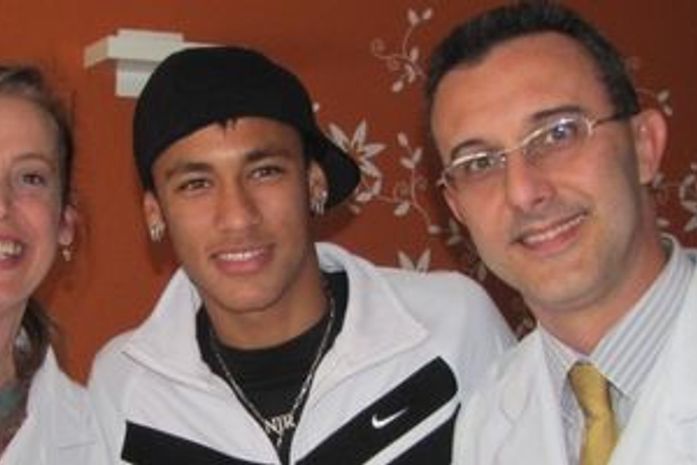 Dr. Herbert Kramer (d) com sua esposa, ao lado de Neymar no Hospital