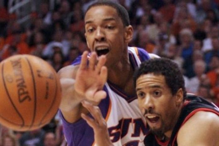 Channing Frye (à esquerda) disputa a bola com Andre Miller na vitória do Phoenix Suns sobre os Blazers